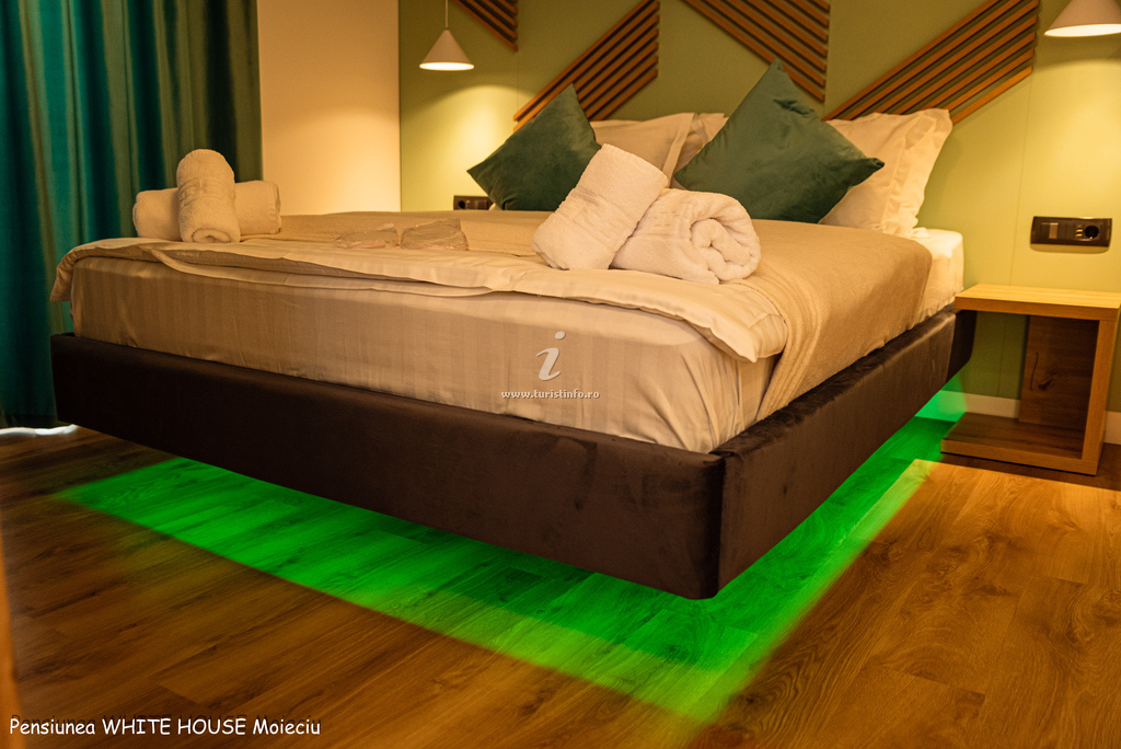 Pat dublu cu lumină ambientală verde