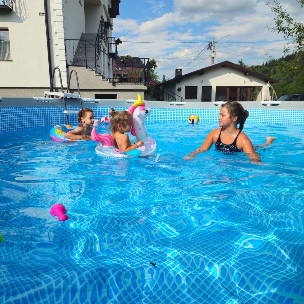 Piscină exterioară în curtea pensiunii