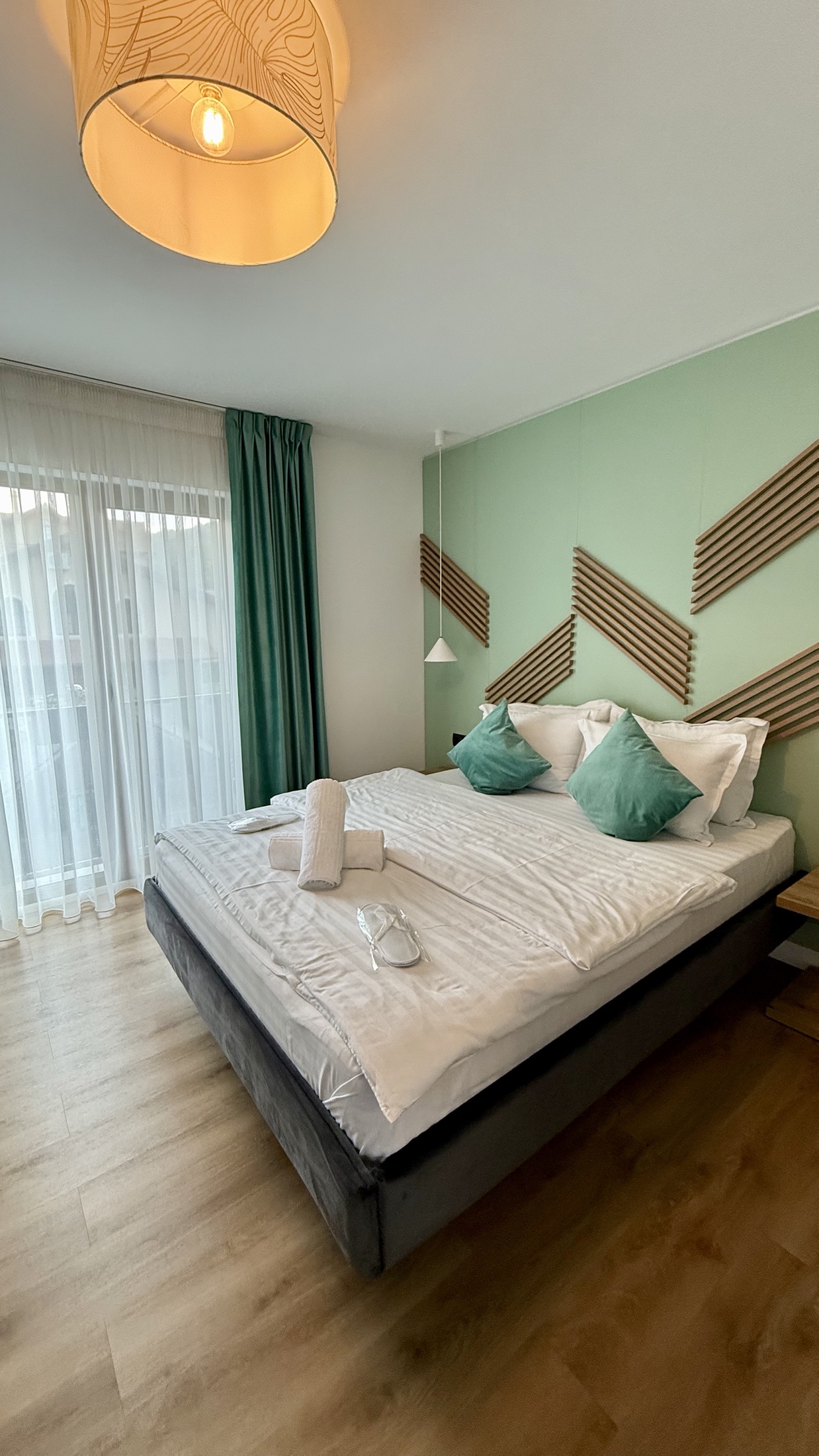 Cameră dublă modernă cu mobilier din lemn și lumină naturală